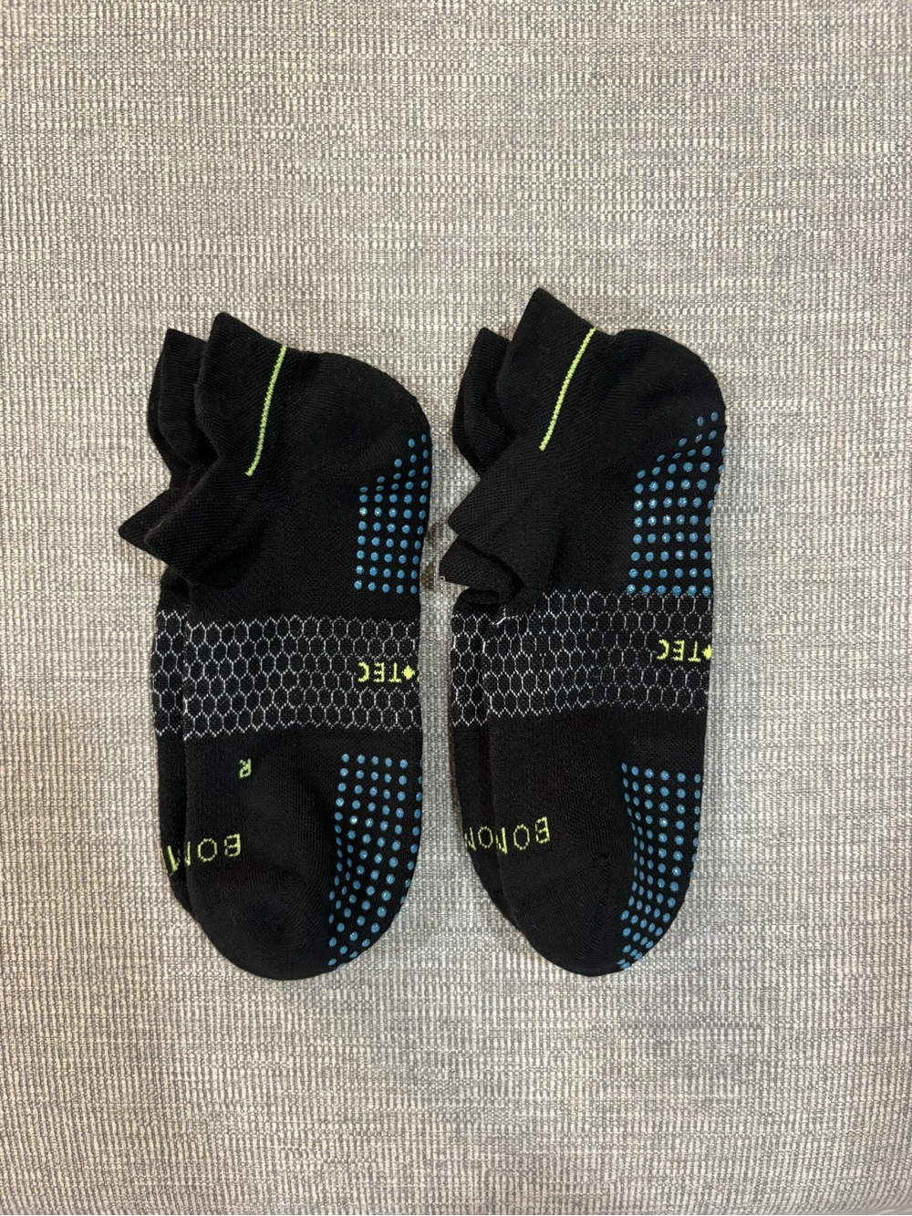 Bombas for men Low-Cut ankle Performance grip Socks with Blue Grip Dots 2 pairs